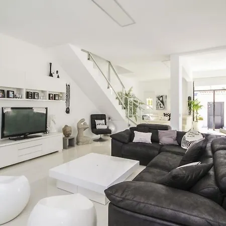 Wunderbare Mit Gartenterrasse Und Pool Sowie Balkonen Direkt Neben Dem Golfplatz Casa de Férias *