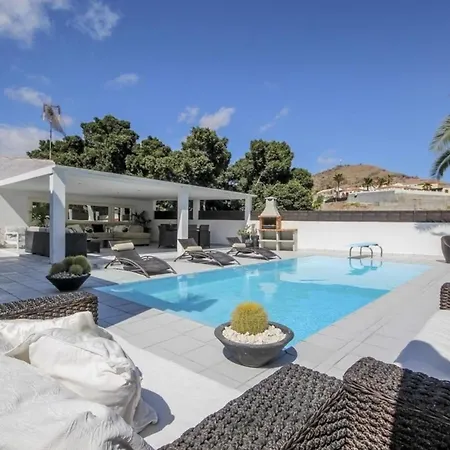 Wunderbare Mit Gartenterrasse Und Pool Sowie Balkonen Direkt Neben Dem Golfplatz