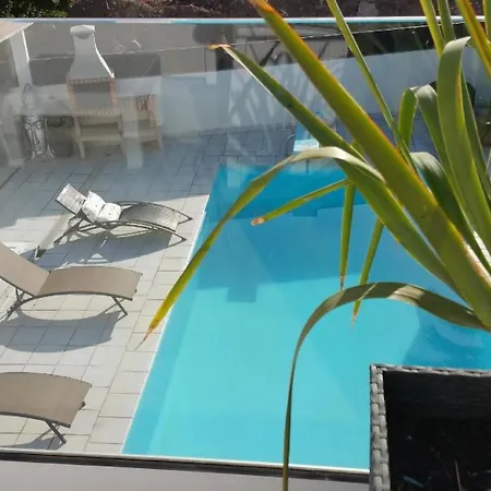 Wunderbare Mit Gartenterrasse Und Pool Sowie Balkonen Direkt Neben Dem Golfplatz